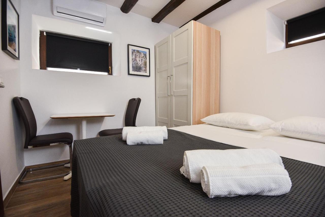 Old Town Inn Pula Ngoại thất bức ảnh
