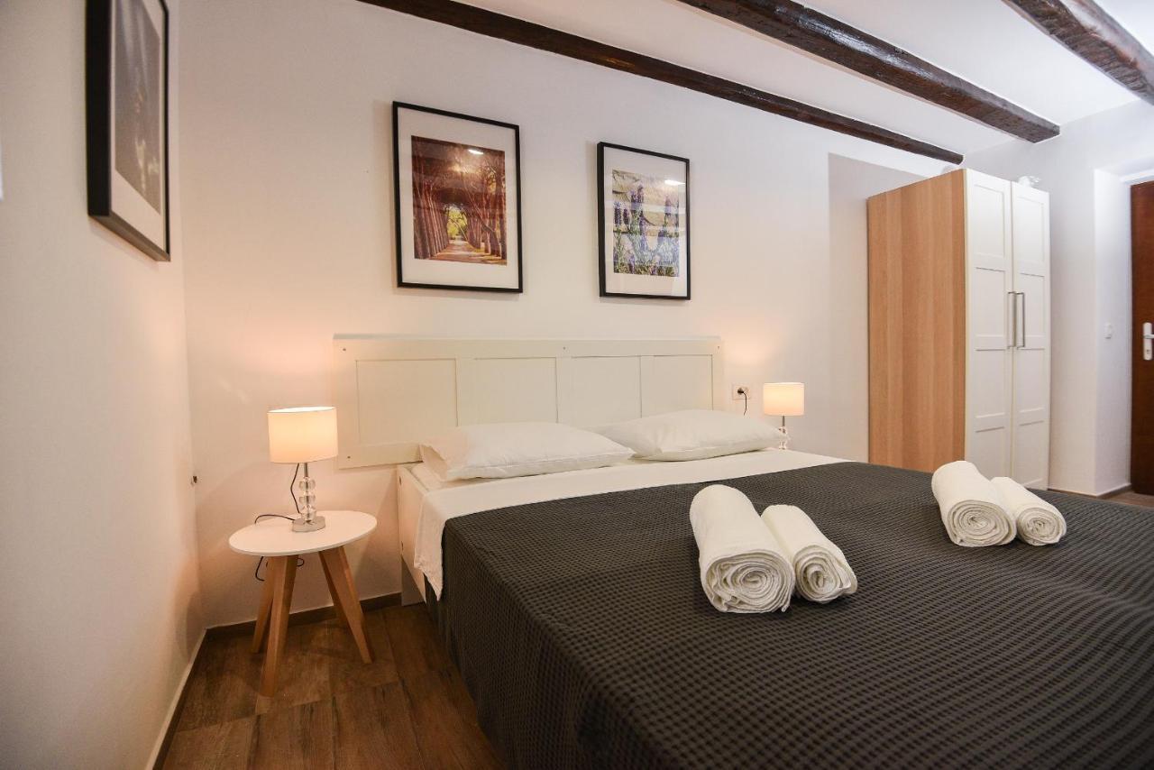 Old Town Inn Pula Ngoại thất bức ảnh