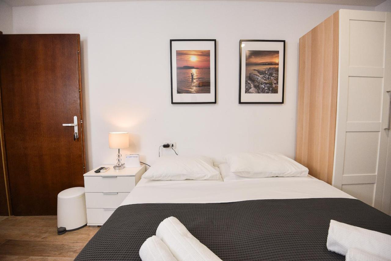 Old Town Inn Pula Ngoại thất bức ảnh