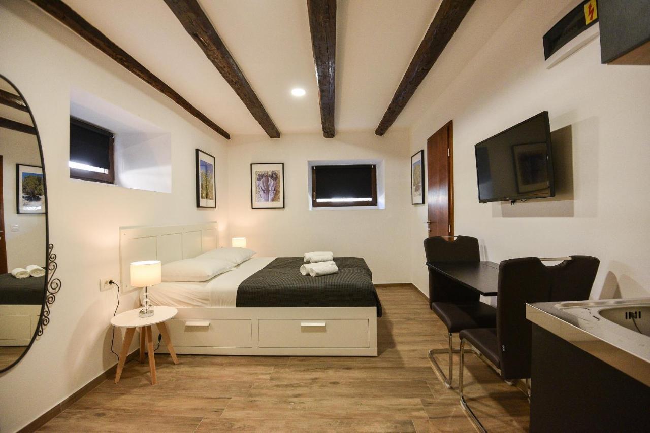 Old Town Inn Pula Ngoại thất bức ảnh